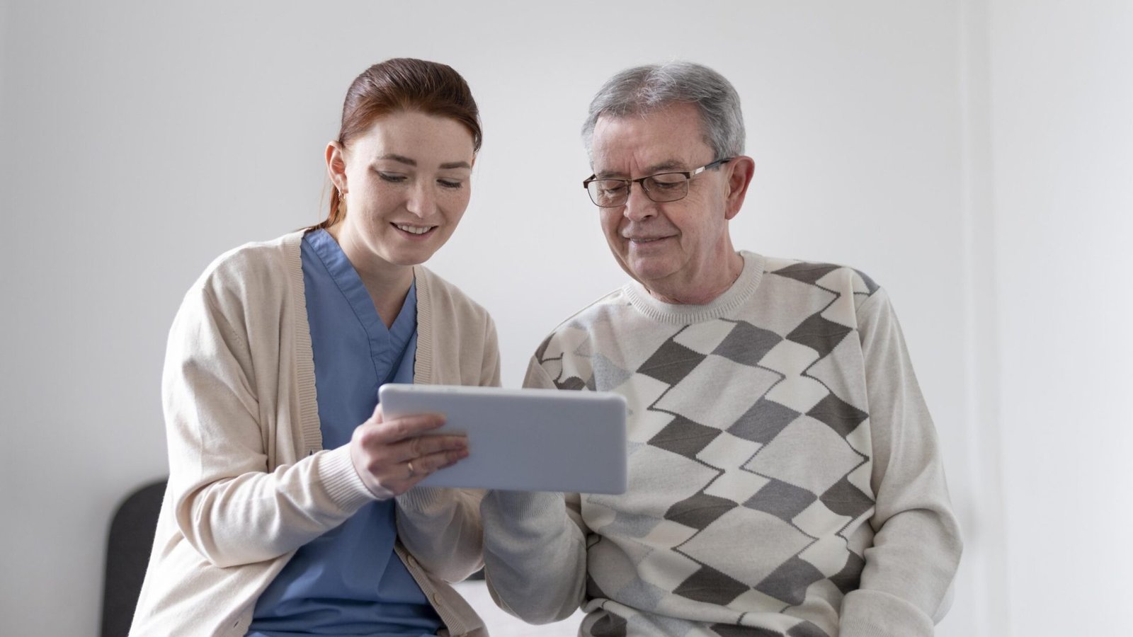 medium-shot-man-woman-with-tablet